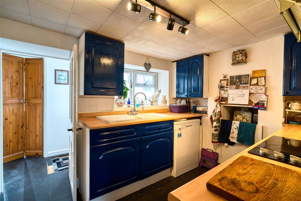 Property photo 3 of 9 Kitchen