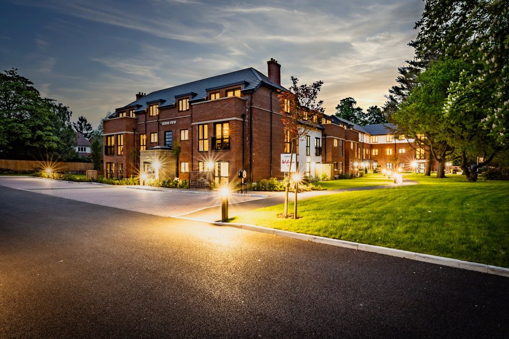 Property photo 1 of 15 Queens View, Bramhall - Exterior
