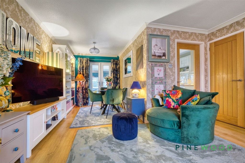 Property photo 3 of 23 Lounge / Diner