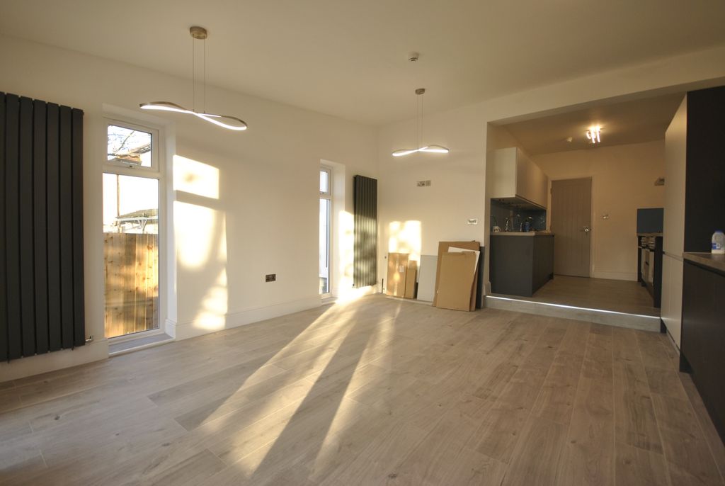 Property photo 3 of 9 Kitchen/Lounge