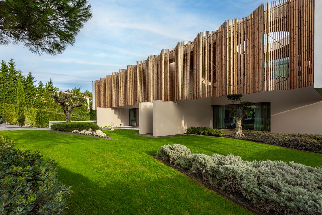 Property photo 2 of 65