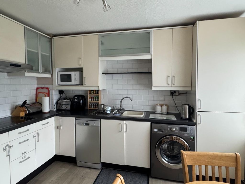 Property photo 3 of 10 Kitchen