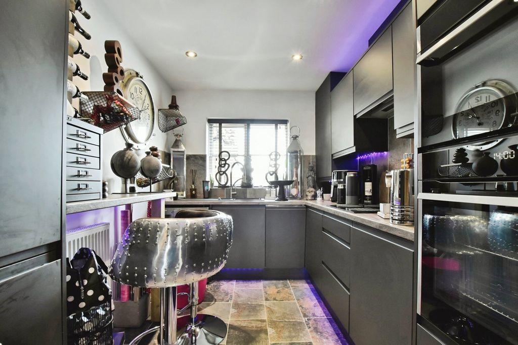 Property photo 3 of 12 Kitchen