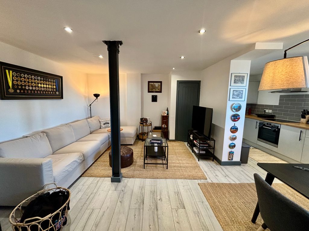 Property photo 1 of 12 Living Room