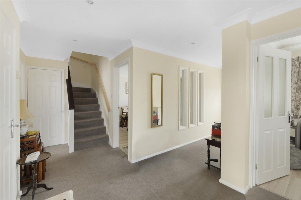 Property photo 2 of 18 Hallway