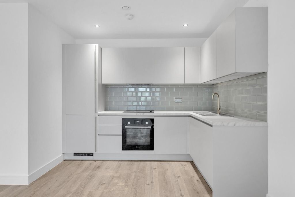 Property photo 3 of 11 Kitchen