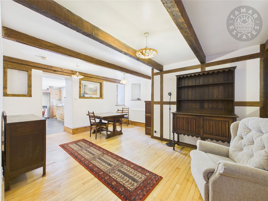Property photo 2 of 18 Sitting Room