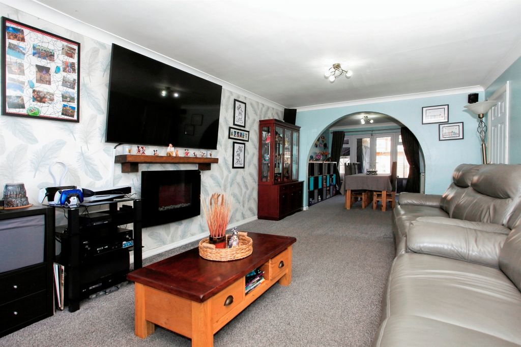 Property photo 3 of 24 Lounge