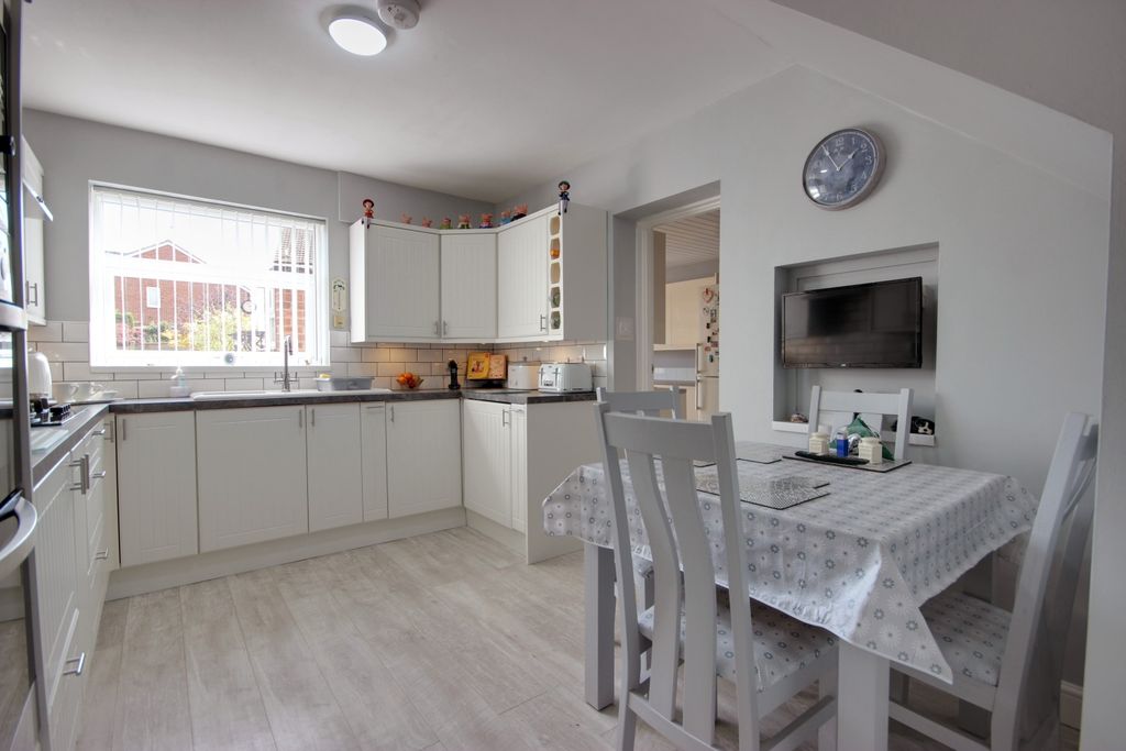 Property photo 3 of 23 1 Kit Din A