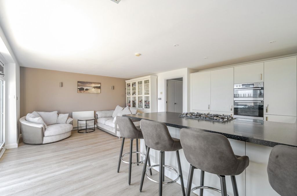 Property photo 2 of 14 1484109-10-6A47E6...