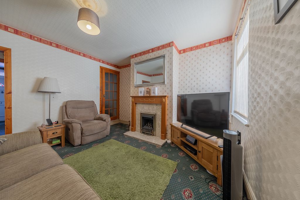 Property photo 2 of 17 Lounge