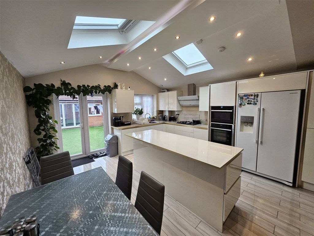 Property photo 1 of 17 Kitchen / Diner