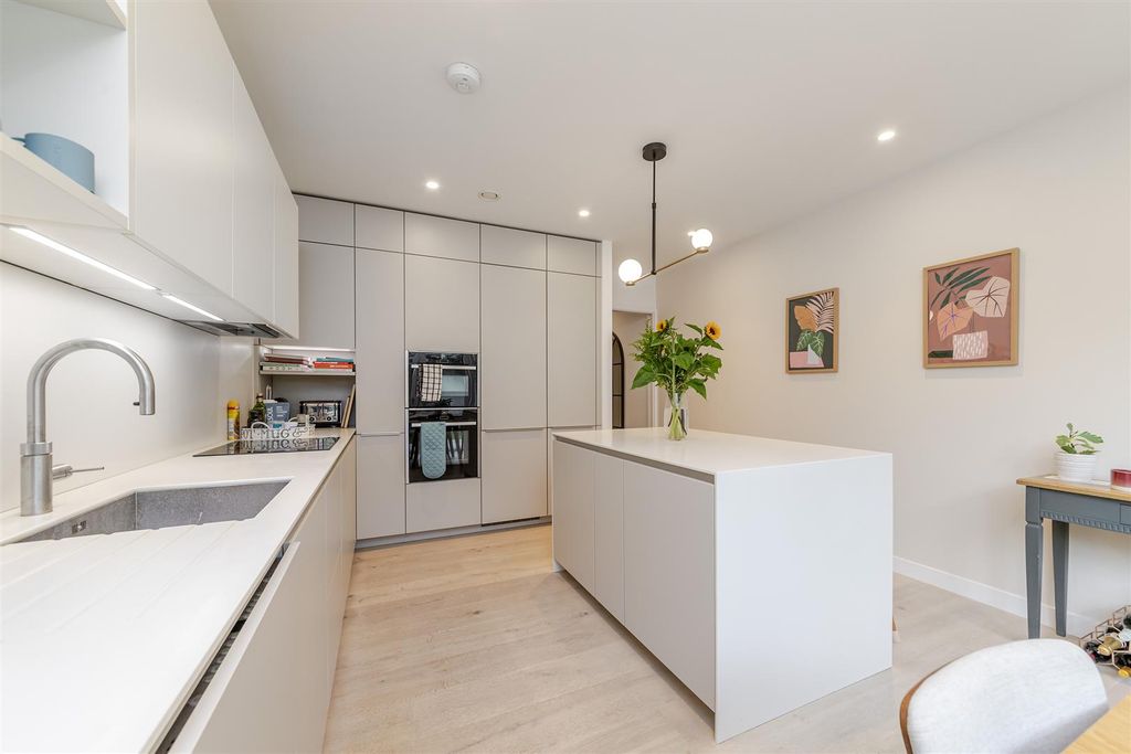 Property photo 3 of 94 46Gabrielsquare-24.Jpg