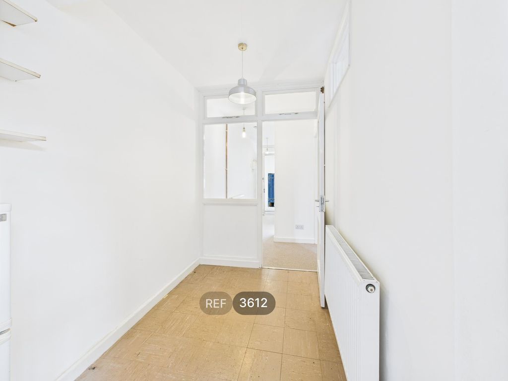 Property photo 2 of 11 Hallway