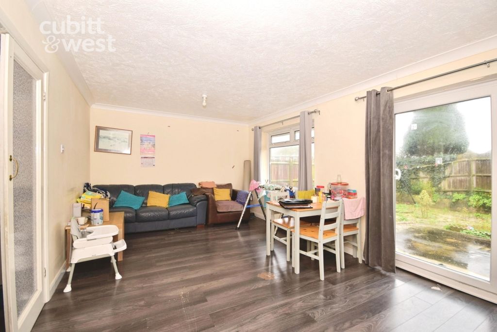 Property photo 3 of 12 Lounge