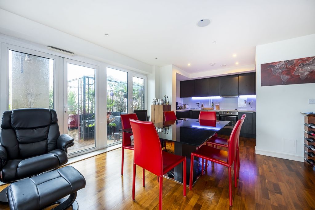 Property photo 2 of 12 31-Severn-House-0008