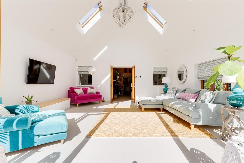 Property photo 3 of 36 12473.Jpg