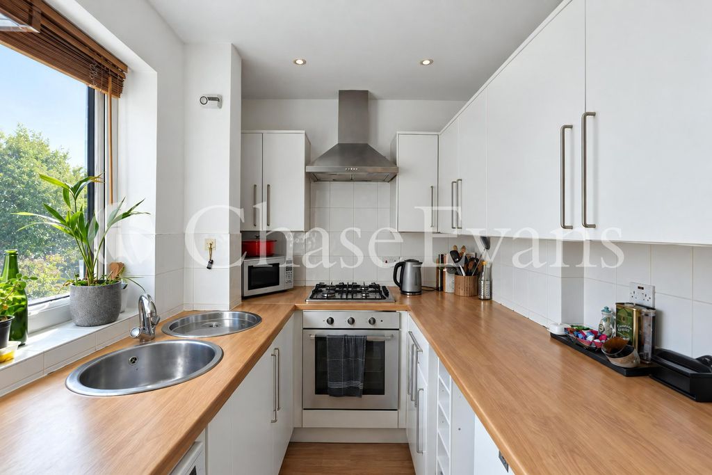 Property photo 2 of 10 Kitchen