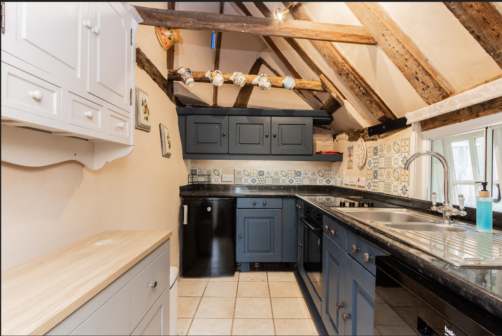 Property photo 2 of 11 Kitchen