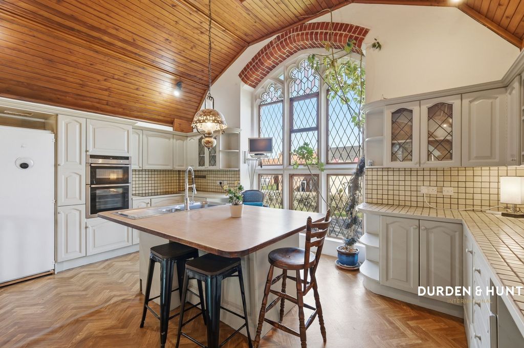 Property photo 2 of 32