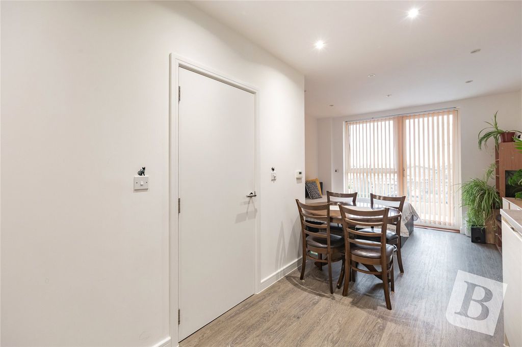 Property photo 2 of 18 Kitchen