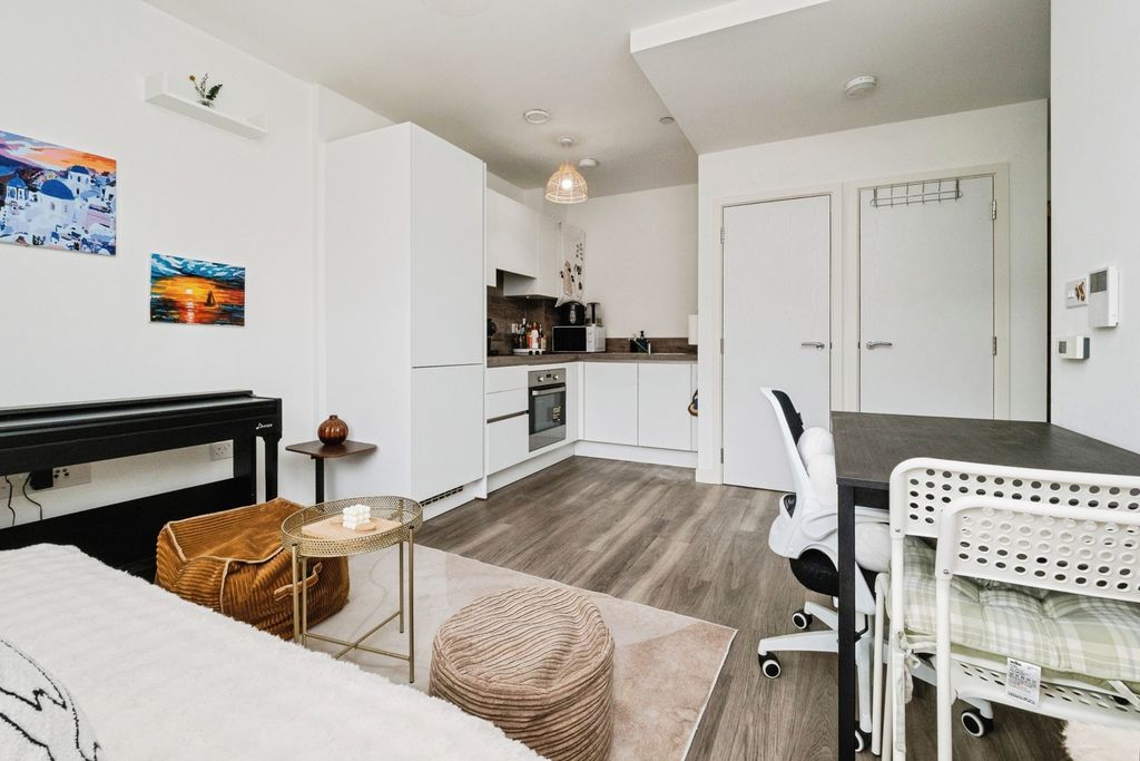 Property photo 3 of 10 Pbox-Img.Jpg
