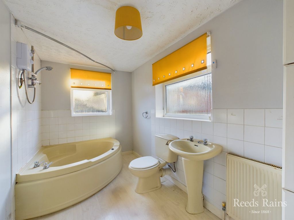 Property photo 3 of 21 Bathroom