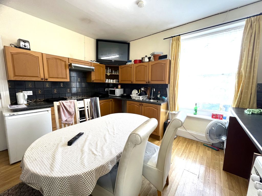 Property photo 1 of 6 Kitchen