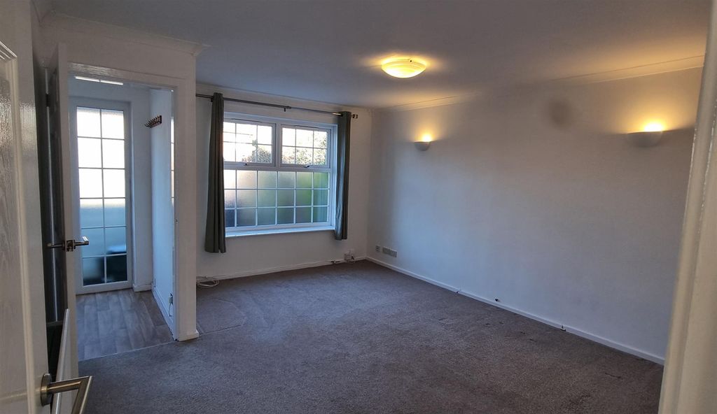 Property photo 3 of 16 Lounge