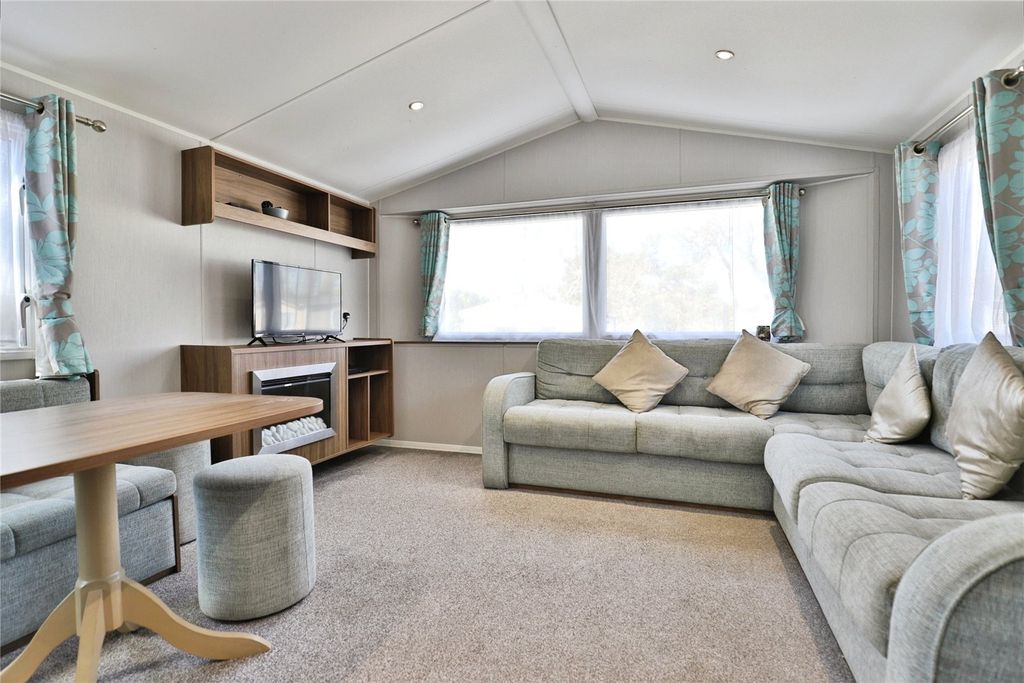 Property photo 3 of 11 Lounge/Diner