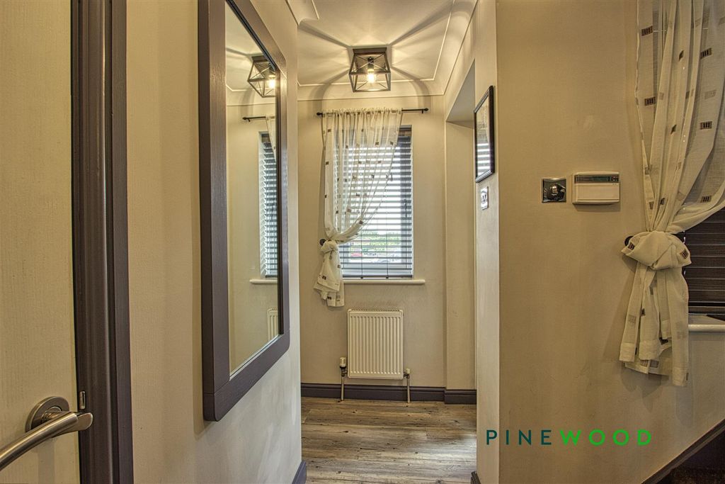 Property photo 3 of 31 Entrance Hall