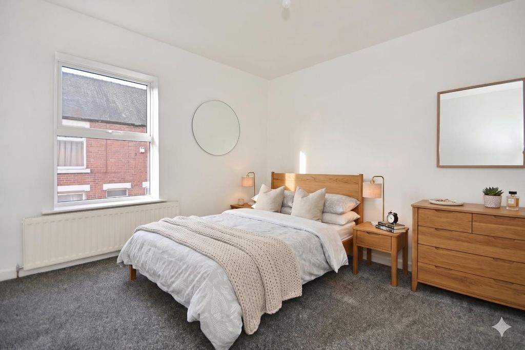 Property photo 3 of 8 Bed 1 01 Staged.Png