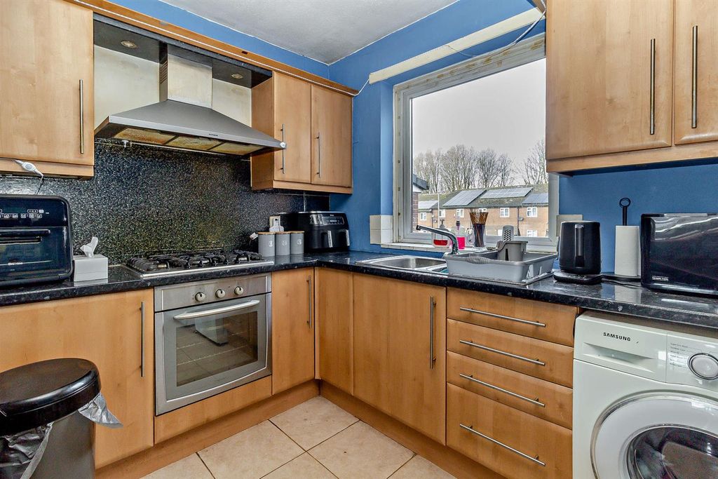 Property photo 2 of 9 8672676-Interior13-800.Jpg