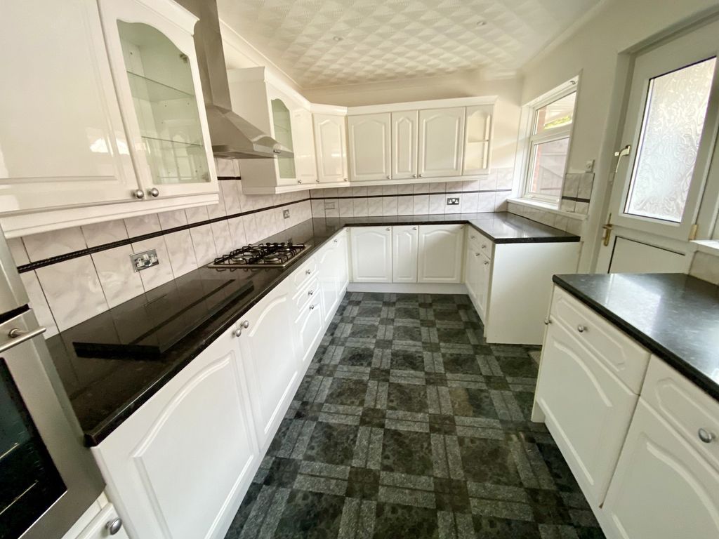 Property photo 3 of 12 Kitchen