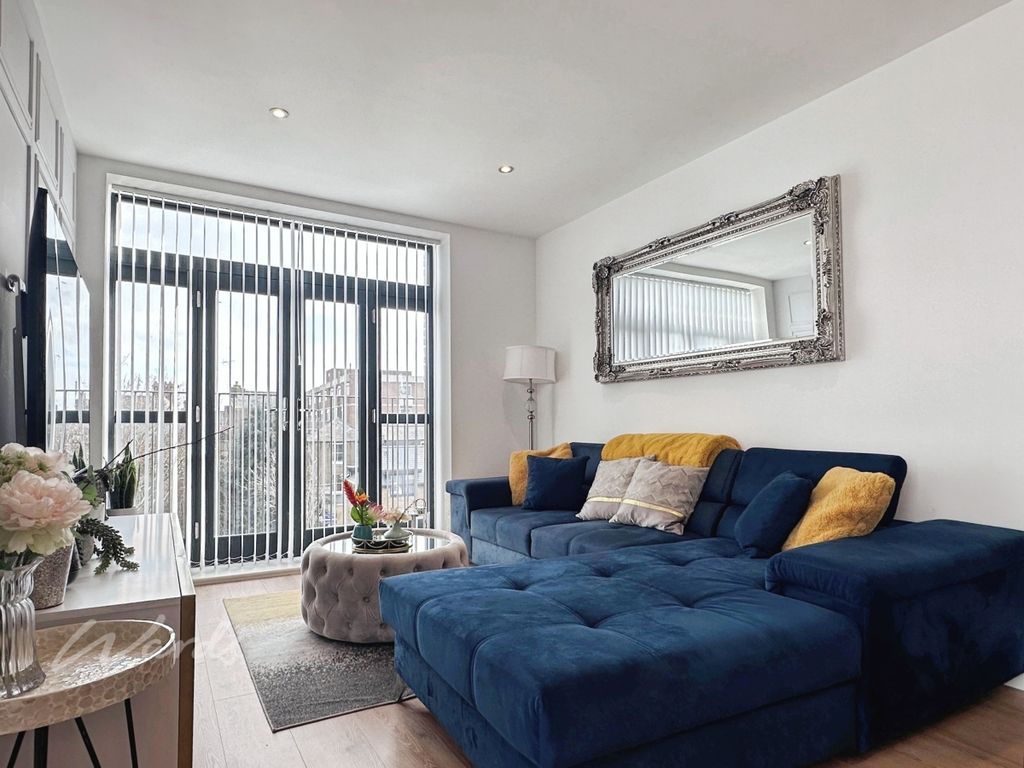 Property photo 1 of 8 Queen 60 Lounge Use