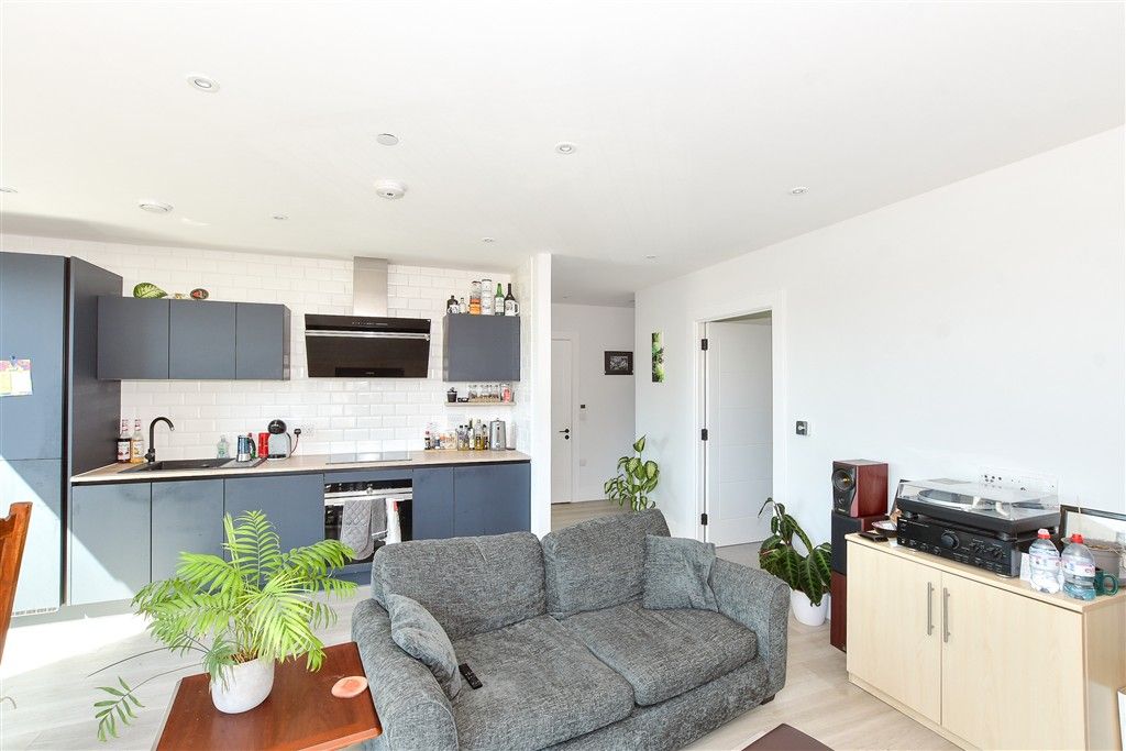 Property photo 2 of 11 Kitchen/Lounge