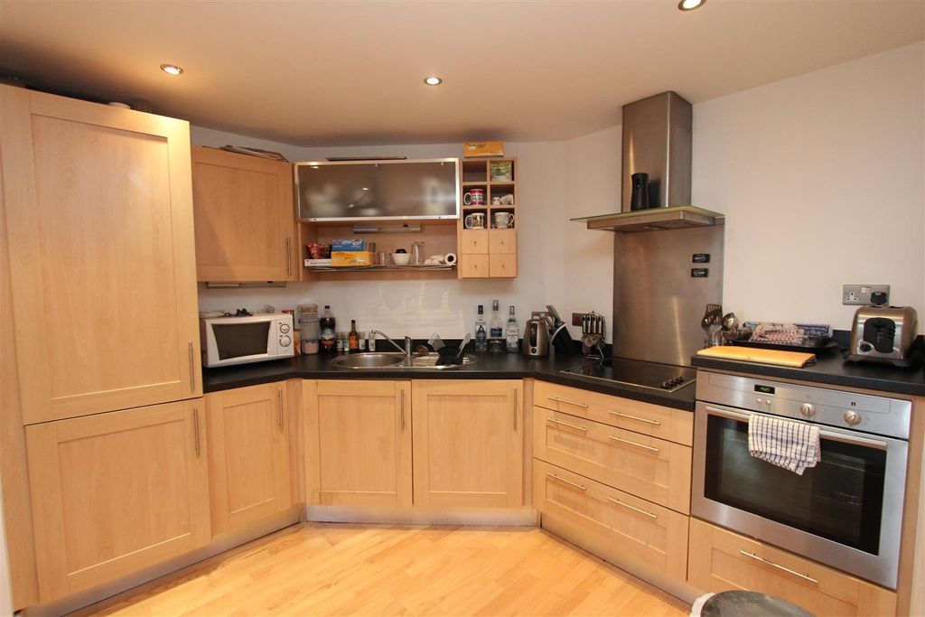 Property photo 2 of 6 Bright Modern Kitchen With Integrated Appliances...