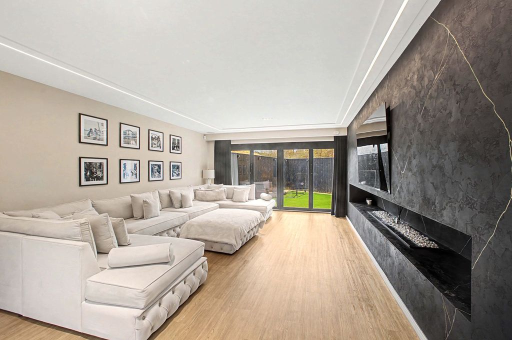 Property photo 2 of 31