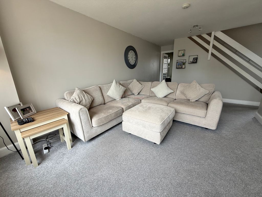 Property photo 2 of 18 Lounge A.Jpg