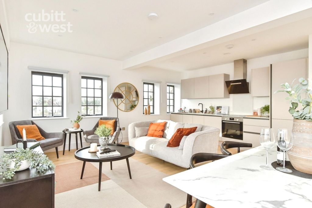 Property photo 2 of 14 Lounge