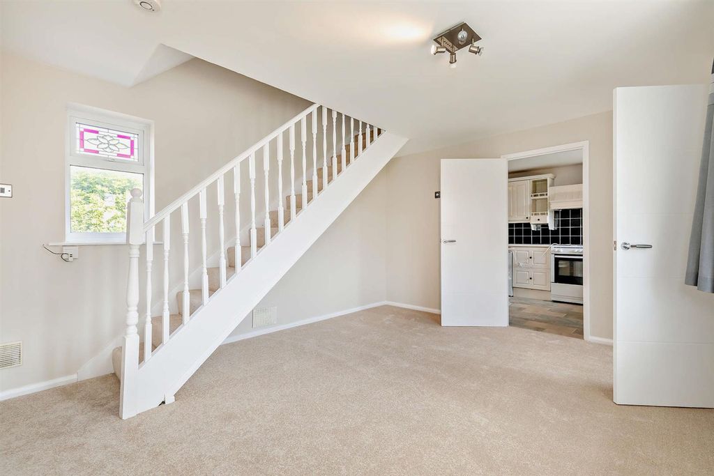 Property photo 3 of 16 8653277-Interior17-800.Jpg