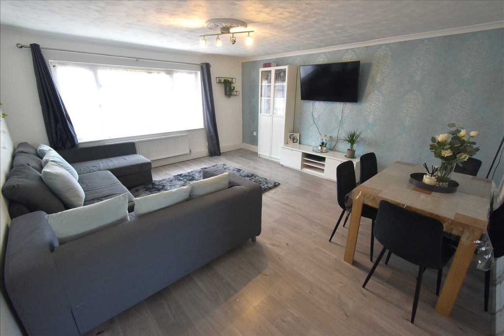 Property photo 3 of 8 Lounge