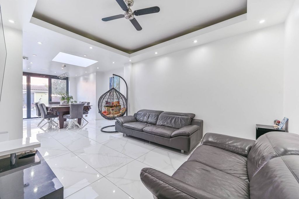 Property photo 3 of 22