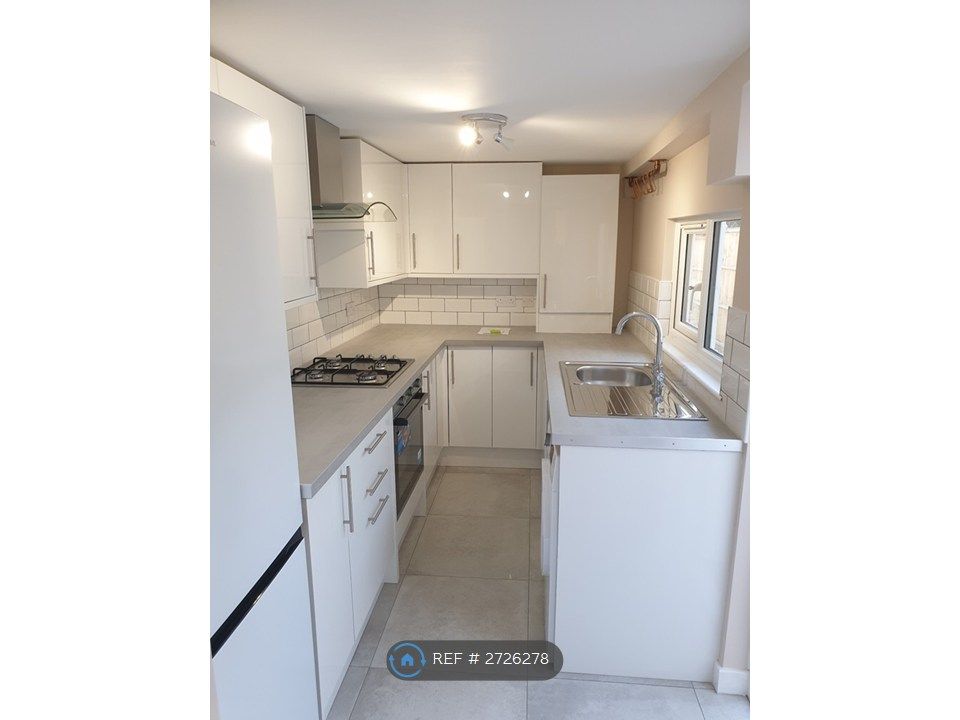 Property photo 3 of 11 Kitchen