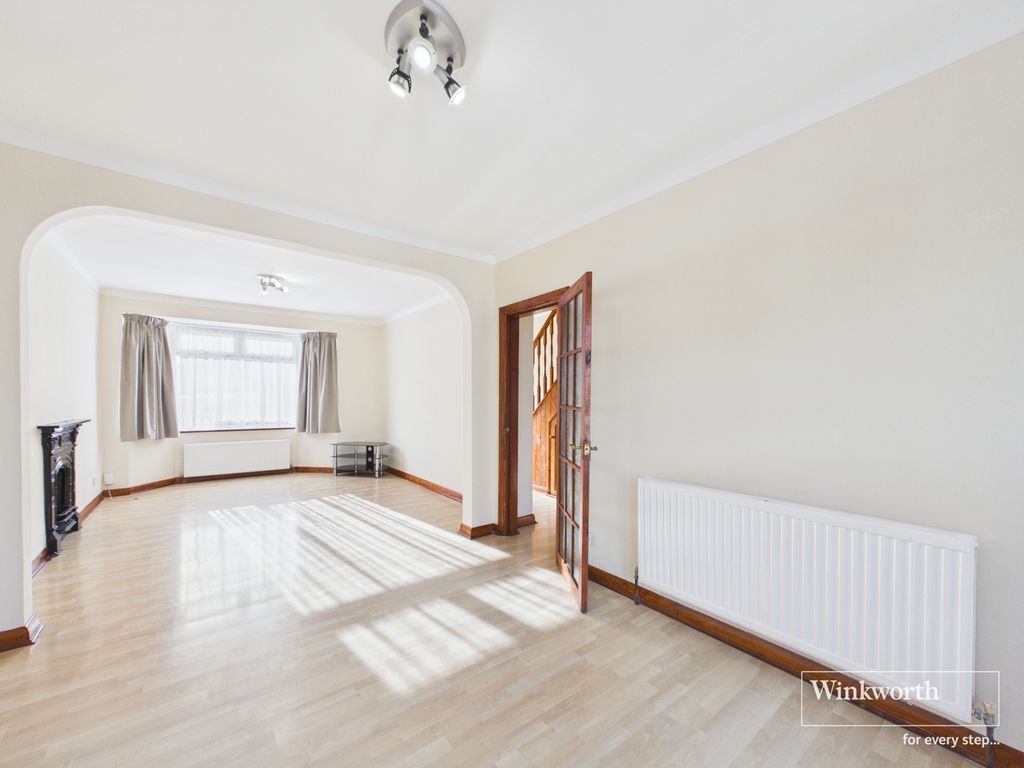 Property photo 3 of 9 Through Lounge