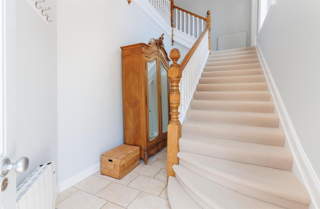 Property photo 3 of 13 Entrance Hall