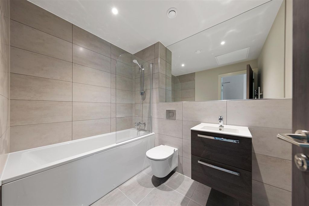 Property photo 3 of 9 9Fc18B43-542A-4E19-A481-d27948Cbce17Pfhhe - One Th