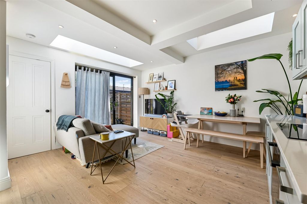 Property photo 1 of 11 Cowper Road, 41 -6.Jpg