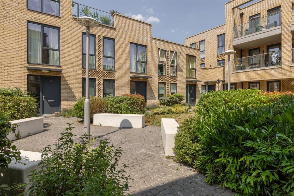 Property photo 1 of 19 Kempton Mews, E6