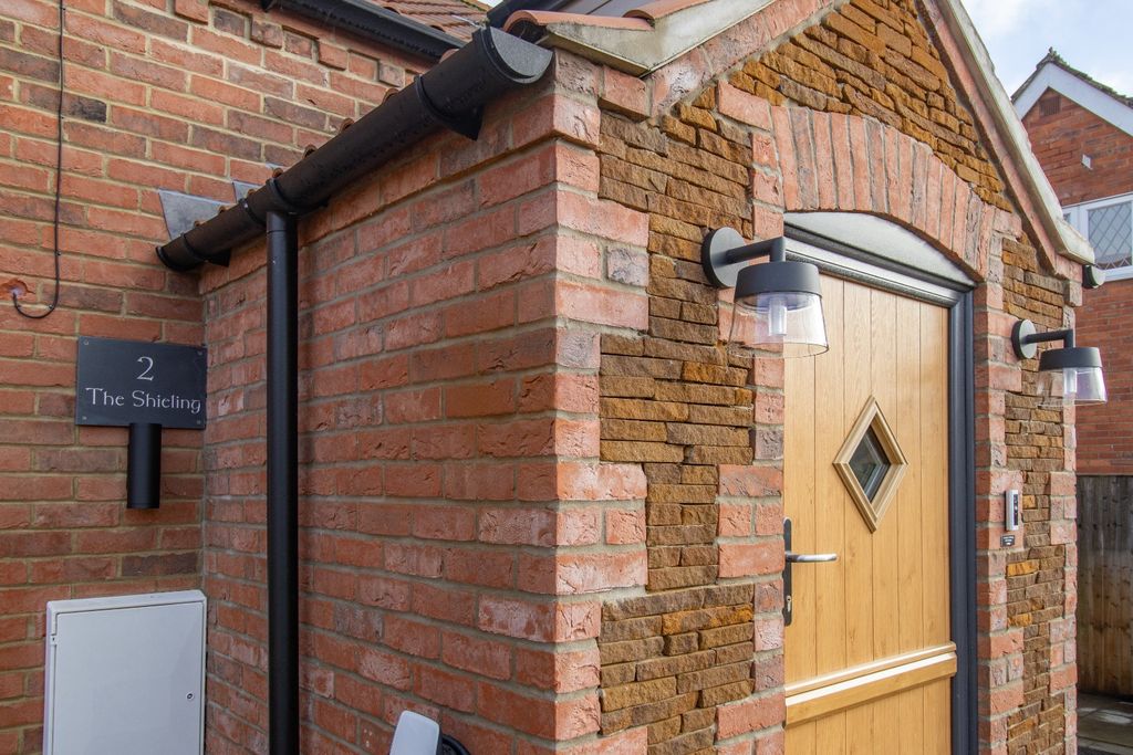 Property photo 2 of 40 4383812